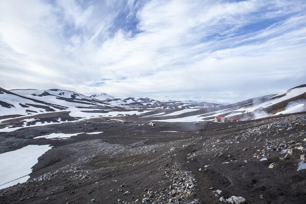 Faszinierende Landschaft von schneebedeckten Bergen mit bewölktem Himmel