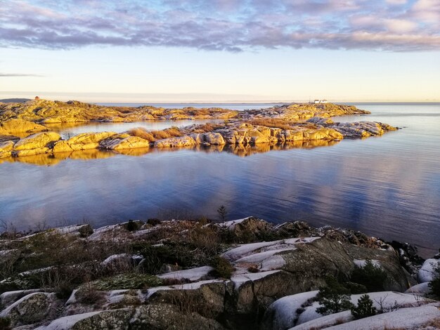 Faszinierender heller Sonnenaufgang über dem Strand in Stavern, Norwegen