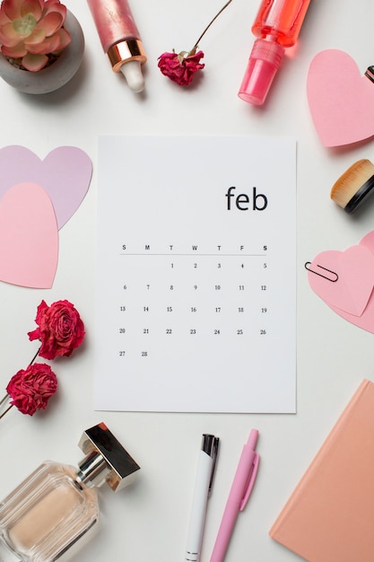 Februar Kalender und Artikel flach legen