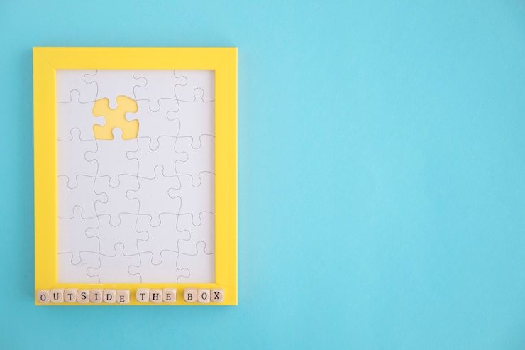 Kostenlose Foto fehlender weißer gelber rahmen des puzzlespiels auf blauem hintergrund