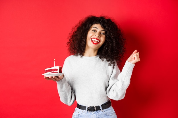 Feier- und Feiertagskonzept glückliche schöne Frau, die tanzt und Geburtstagswunsch hält, der bday hält...