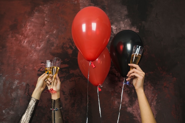 Feiern des neuen Jahres mit Ballonen und Champagner