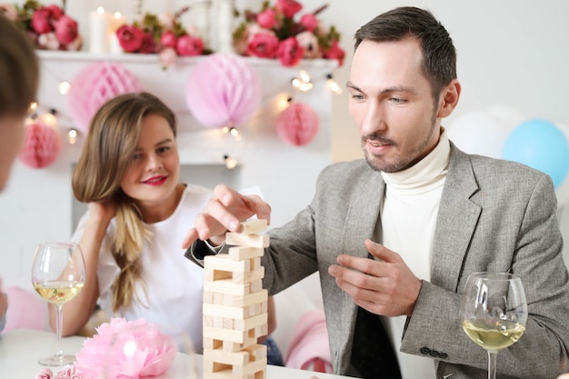 Feiern Sie zu Hause mit Freunden