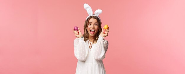 Feiertage Frühlings- und Partykonzept Porträt einer aufgeregten, charmanten jungen Frau, die Ostern in Rab feiert