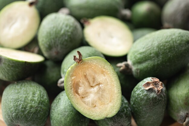 Feijoa grüne Frucht Ernte aus tropischen Regionen. Bio gesunde Lebensmittel