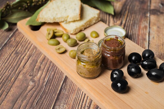 Feinschmeckerischer Snack der Nahaufnahme auf einem hölzernen Brett