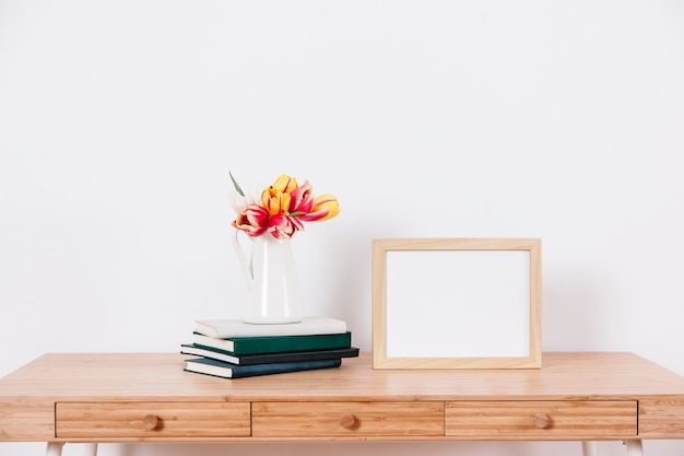 Kostenloses Foto feld auf tabelle nahe büchern und tulpen