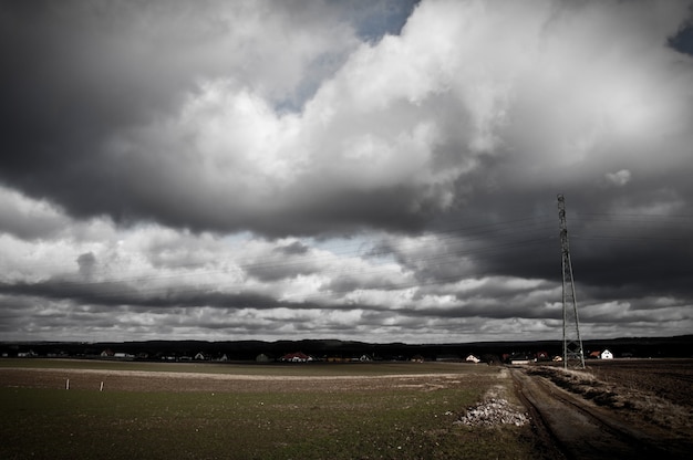 Feld mit Sturmwolken