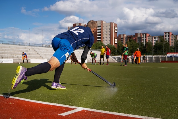 Kostenloses Foto feldhockeyspieler trainieren und üben den sport auf gras