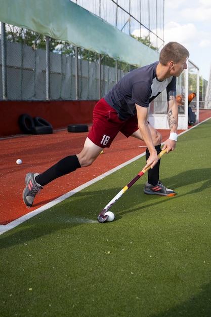 Kostenloses Foto feldhockeyspieler trainieren und üben den sport auf gras