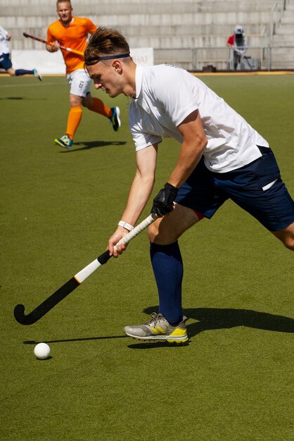 Feldhockeyspieler trainieren und üben den Sport auf Gras