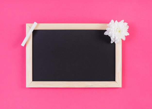 Feldtafel mit Kreide und Blume