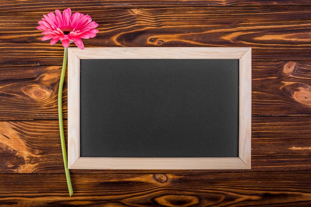 Feldtafel mit rosa Gerbera