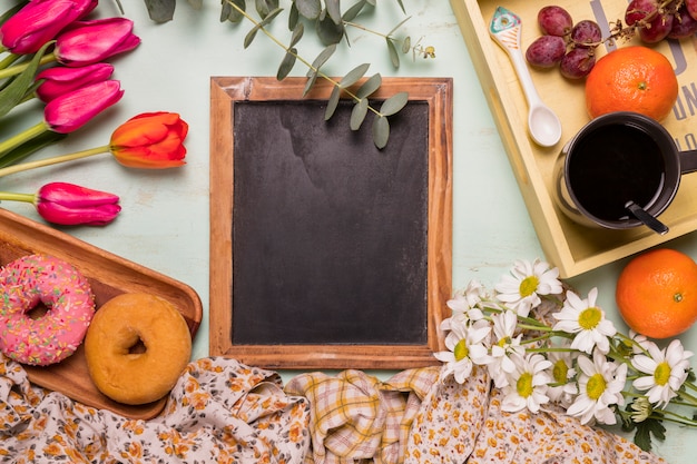 Kostenloses Foto feldtafel mit süßer anordnung für frühstück