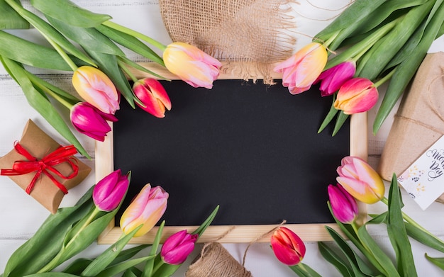 Feldtafel mit Tulpen und Geschenkboxen verziert