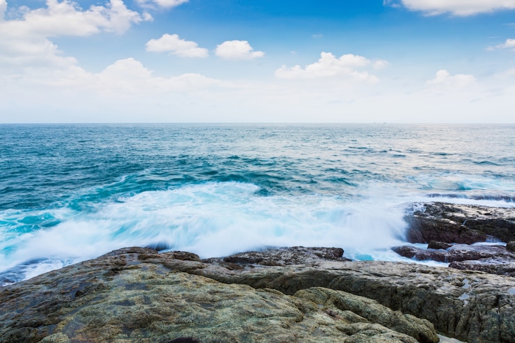 Kostenlose Foto felsen und meer mit blauem himmel