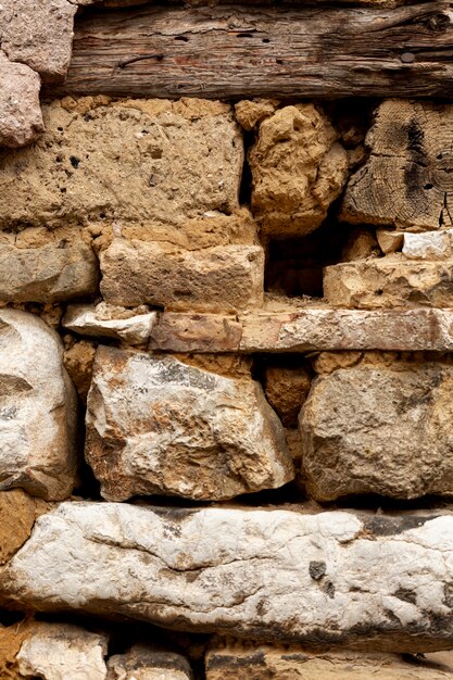 Felsen und Steine mit gealtertem Holz