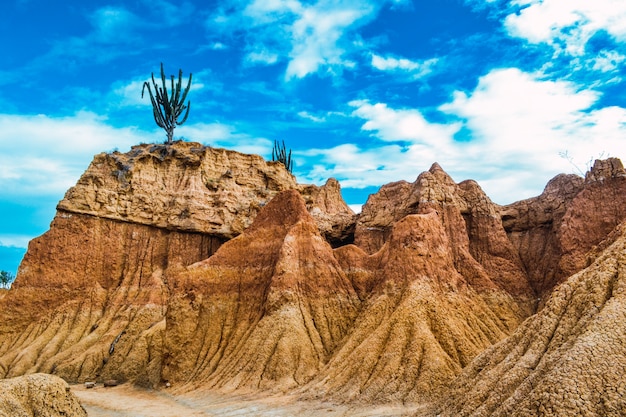 Kostenloses Foto felsen unter dem bewölkten blauen himmel in der tatacoa-wüste, kolumbien