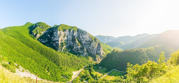 Felsklippen in grüner landschaft in der region marken italien einzigartige schlucht und flussschlucht malerische hügel- und berglandschaft