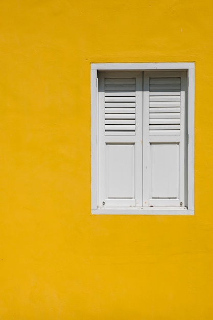 Fenster auf gelbe Wand