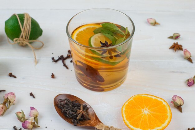 Fermentiertes Getränk mit Limette, Orange und Rosenknospen