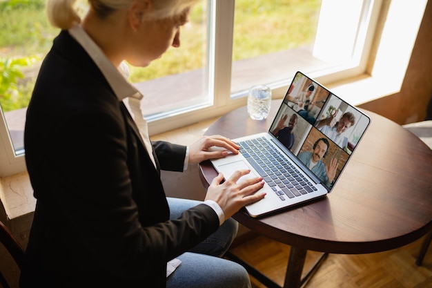 Fernarbeit, Online-Unterhaltung während der Quarantäne. Remote-Events in Bar, Restaurant