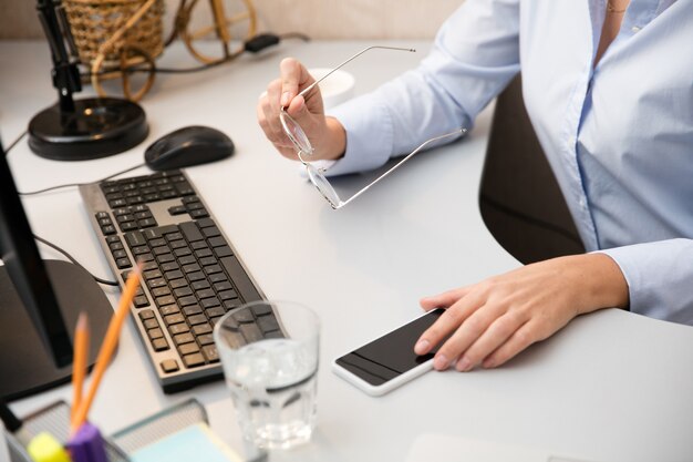 Fernarbeit von zu Hause aus. Arbeitsplatz im Home Office mit PC, Geräten und Gadgets.