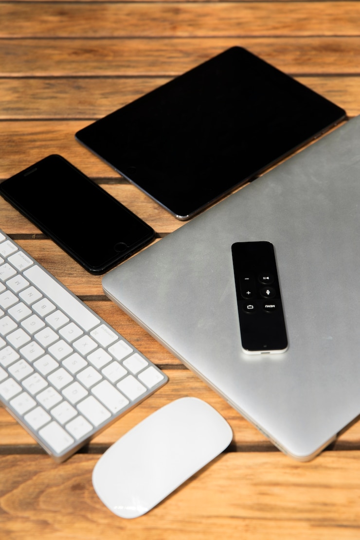 Kostenlose Foto fernbedienung und verschiedene gadgets
