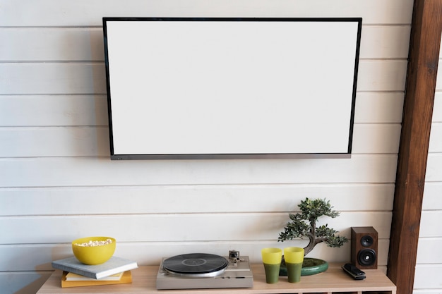 Kostenloses Foto fernseher drinnen an der wand gehängt