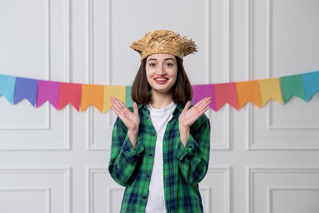 Festa junina entzückendes junges mädchen mit strohhut, der die brasilianische party feiert, aufgeregt