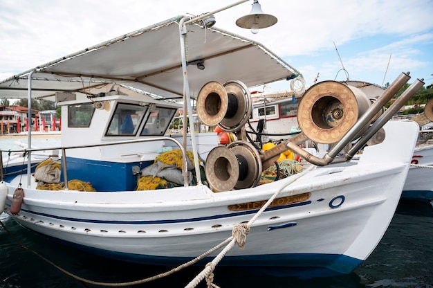 Festgemachtes Boot mit vielen Angelzubehörteilen im Seehafen, Ägäisches Meer in Ormos Panagias, Griechenland