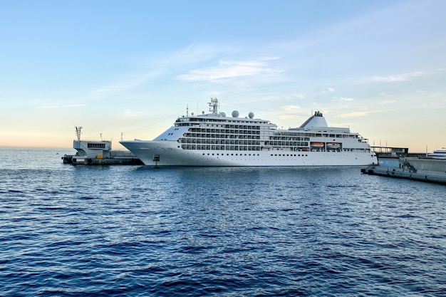 Festgemachtes Schiff im Seehafen von Monaco