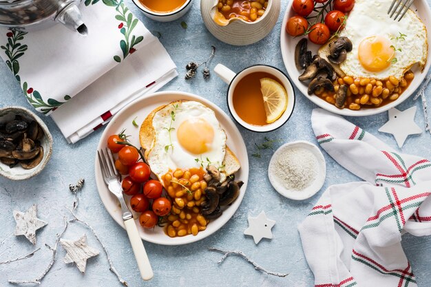 Festliche Feiertagsfrühstückstabelle flach lag Lebensmittelfotografie