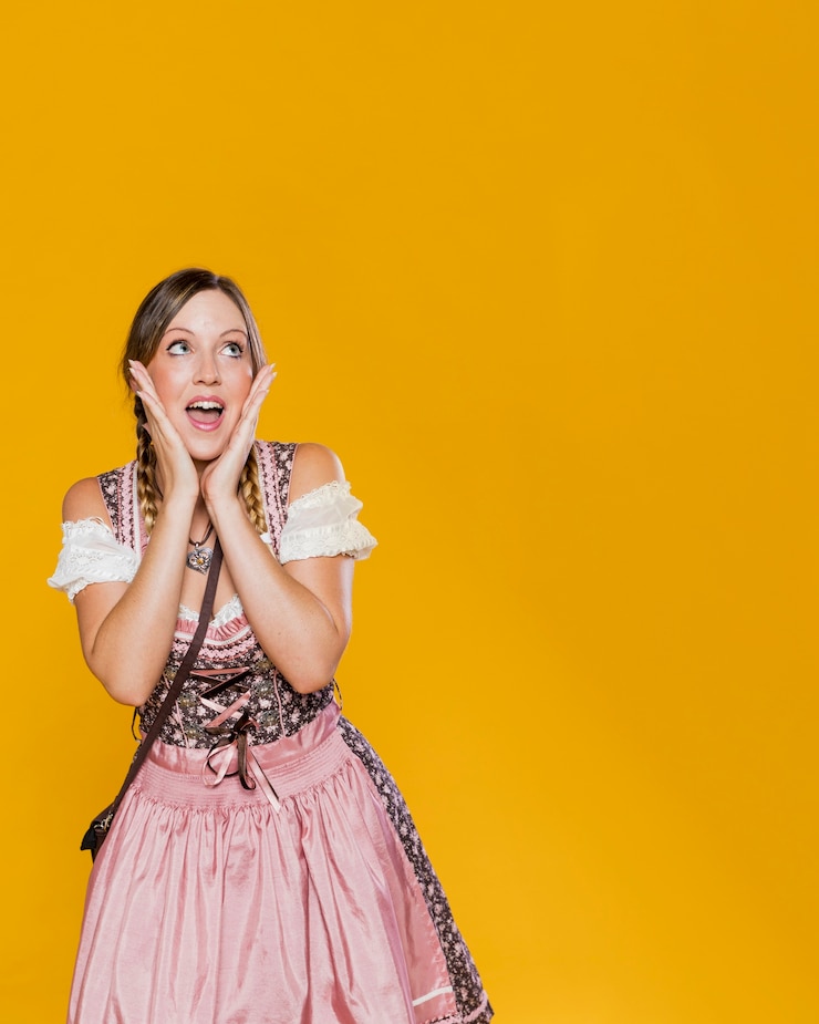 Kostenlose Foto festliche frau im bayerischen kleid