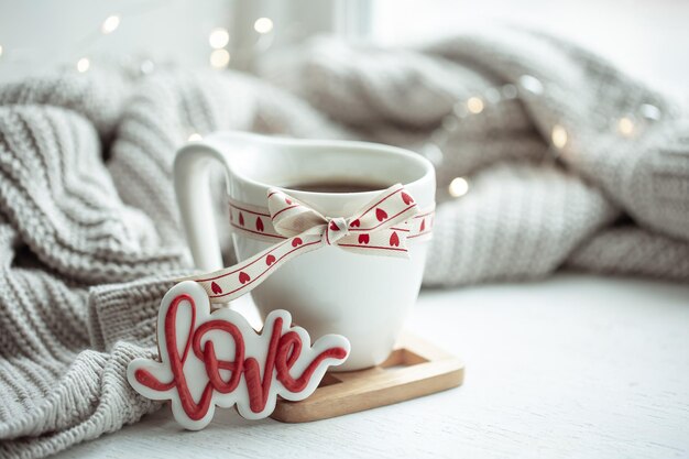 Festliche Komposition mit einer Tasse und Dekordetails für den Valentinstag