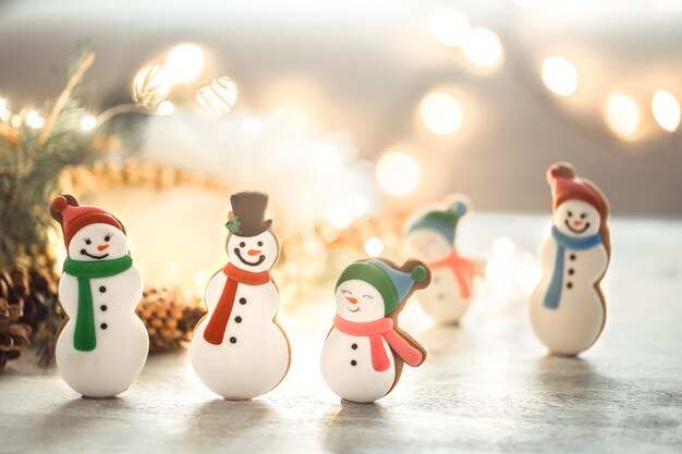 Festliche Neujahrslichter und Lebkuchen.