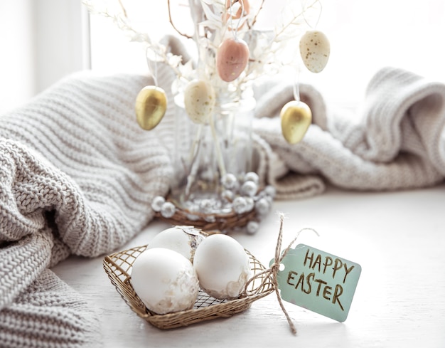 Festliche Osterkomposition mit Eiern und der Aufschrift Frohe Ostern