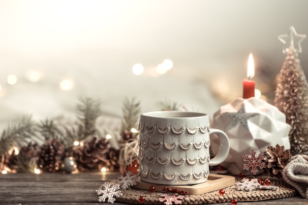 Festliche Tasse auf Holzlichtern.