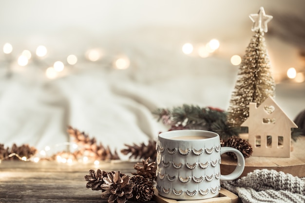 Kostenloses Foto festliche wand mit tasse auf holzwand mit lichtern.