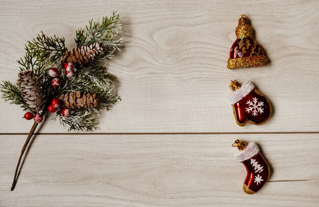 Festliche weihnachts- und neujahrskarte mit kegelkiefer auf grauem holzhintergrund