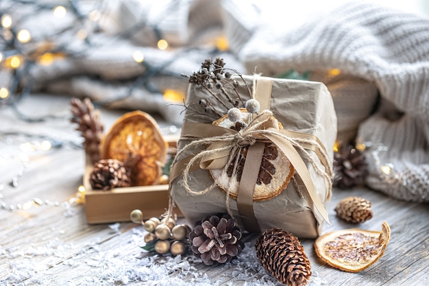 Festlicher Hintergrund mit Weihnachtsgeschenk auf unscharfem Hintergrund mit Bokeh