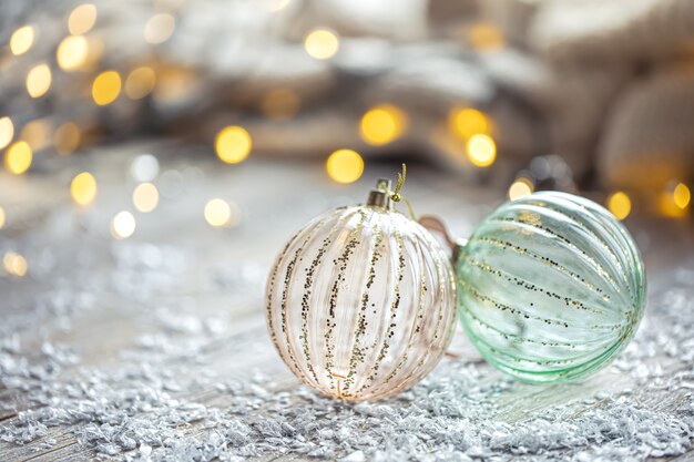 Festlicher Hintergrund mit Weihnachtskugeln und verschwommenen Bokeh-Lichtern kopieren Raum