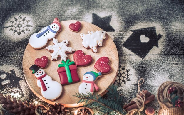 Festlicher Lebkuchen am Stiel, das Konzept des Kochens.