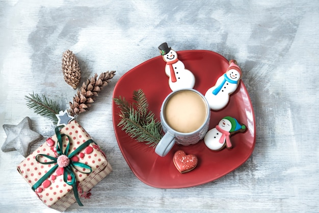 Festlicher Neujahrslebkuchen auf einem Teller mit Dekor.