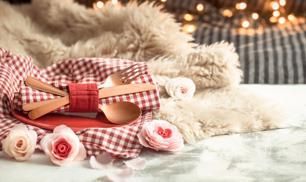 Festliches Abendessen zum Valentinstag auf einem hölzernen Tischbesteck