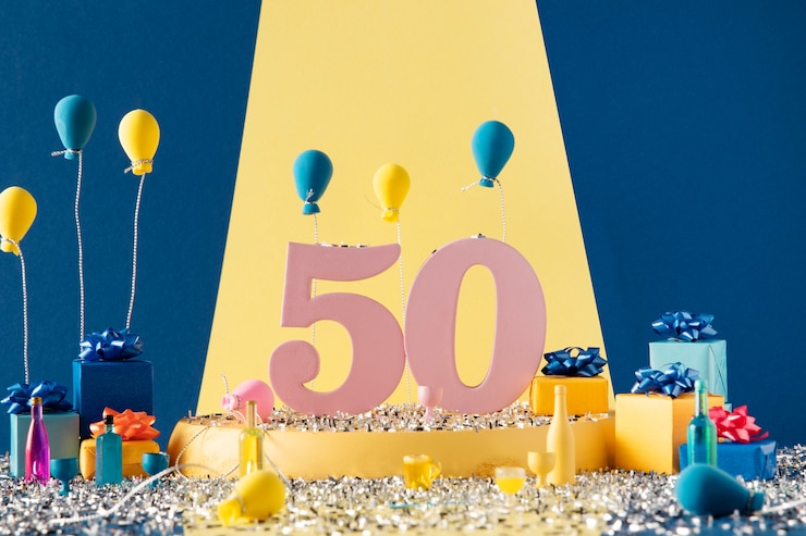 Kostenlose Foto festliches arrangement zum 50. geburtstag mit luftballons