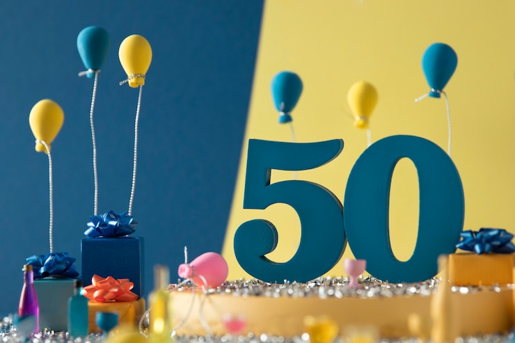 Kostenlose Foto festliches arrangement zum 50. geburtstag mit luftballons