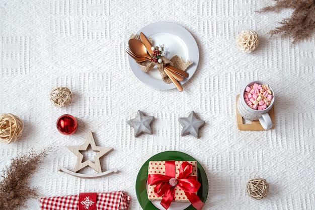 Festliches neujahrsdekor auf hellem hintergrund. hintergrund mit gemütlichen weihnachtsdekorationen. das konzept der feier.