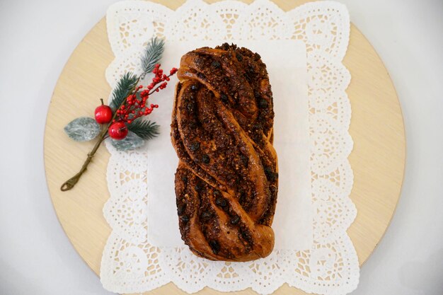 Festliches rustikales rumänisches süßes Brot mit Zimt Ein Weihnachtszweig auf der Seite