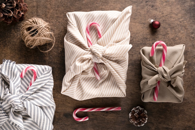 Festliches Stillleben weihnachtlich verpacktes Geschenkarrangement